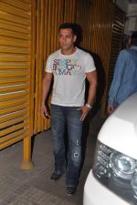 Salman Khan at Dabangg 2 screening in Ketnav, Mumbai on 27th Nov 2012 (35).JPG